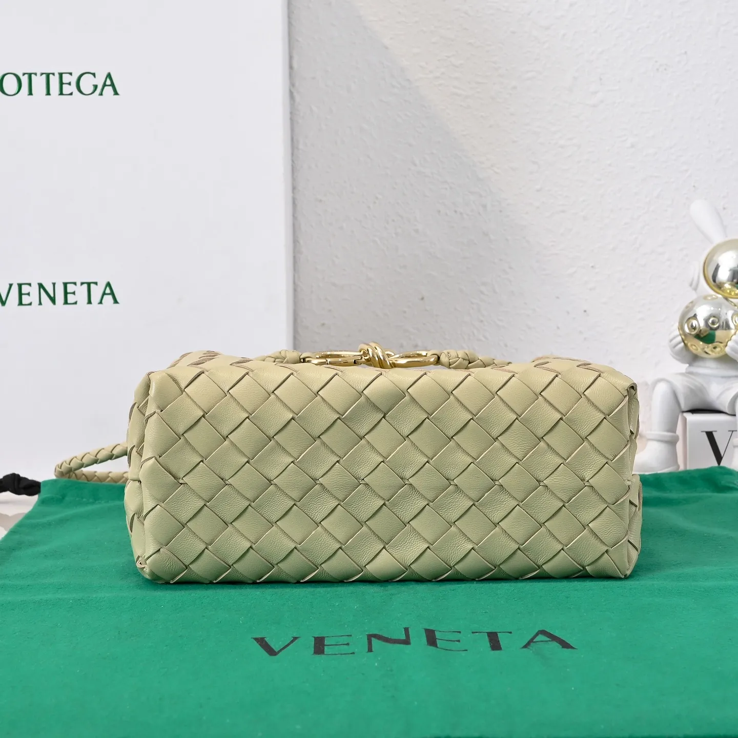 Batch 1860 B's 2023 spring and summer new style continues the brand's woven pattern style with detailed metal knot switch buckles. This time, the shoulder straps are also made into tube weaves, showing different craftsmanship. The carrying method is versatile to create more different styles. Intrecciato woven leather small handbag, equipped with sliding crossbody strap. Internal compartments, including 1 zipper pocket and 2 open pockets. Magnetic buckle closure. Size: 25*20*10cm Model: 7463#